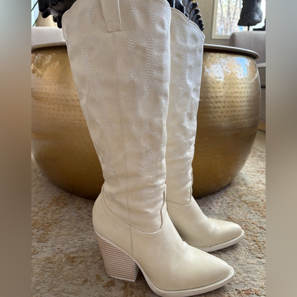 Off white/cream cowboy boots